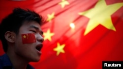 資料照：示威者在上海舉國旗抗議日本侵華戰爭爆發81週年。（2012年9月18日）