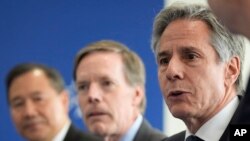 যুক্তরাষ্ট্রের পররাষ্ট্রমন্ত্রী অ্যান্টনি ব্লিংকেন (ডানে) চীনের সাংহাইয়ে আমেরিকান চেম্বার অফ কমার্সে ব্যবসায়ী নেতাদের সাথে বৈঠক করেছেন। ২৫ এপ্রিল, ২০২৪।. 