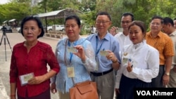 សមាជិក​ក្រុមប្រឹក្សាឃុំសង្កាត់​តម្រង់ជួរ​ចូលរួម​ការបោះឆ្នោតជ្រើស​រើស​ក្រុមប្រឹក្សា​រាជ​ធានី ​ខេត្ត ក្រុង ​ស្រុក ខណ្ឌ​ អាណត្តិ​ទី ៤​ នៅរាជធានីភ្នំពេញ ​ថ្ងៃ​អាទិត្យ ​ទី​ ២៦​ ខែ​ឧសភា​ ឆ្នាំ​២០២៤។ (ស៊ុន ណារិន/វីអូអេ)