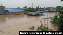 ကချင်ပြည်နယ် မြစ်ကြီးနားမြို့ စက်မှုဇုန်ရပ်ကွက် ကျောက်ဝိုင်း ၃ထပ်ဆောင် ရေမြုနေတဲ့ မြင်ကွင်း (ဇူလိုင် ၁၊ ၂၀၂၄)