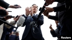 ওয়াশিংটনে ফেরার পথে বিমানে ওঠার আগে মিডিয়ার সঙ্গে কথা বলছেন পররাষ্ট্রমন্ত্রী অ্যান্টনি ব্লিংকেন। । কায়রো,মিশর, জানুয়ারি ১১,২০২৪। 