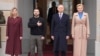 Presiden Polandia Andrzej Duda (nomor dua dari kanan) bersama istrinya Agata Kornhauser-Duda menyambut Presiden Ukraina Volodymyr Zelenskyy bersama istrinya Olena (kiri) di Istana Kepresidenan Polandia di Warsawa, Rabu, 5 April 2023. (AP/ Czarek Sokolowski)
