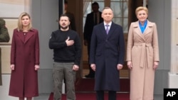 Presiden Polandia Andrzej Duda (nomor dua dari kanan) bersama istrinya Agata Kornhauser-Duda menyambut Presiden Ukraina Volodymyr Zelenskyy bersama istrinya Olena (kiri) di Istana Kepresidenan Polandia di Warsawa, Rabu, 5 April 2023. (AP/ Czarek Sokolowski)