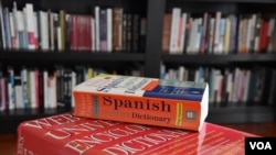 El glosario de la VOA sobre las elecciones de EEUU contiene una amplia explicación de los procesos y mecanismos en que se basa este proceso.