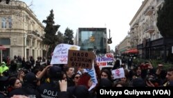 Martın 8-də Bakıda Fəvvarələr Meydanında qadın haqları fəalları "Marş 8 - Yaşamaq istəyiri!k" şüarı altında aksiya keçirib.