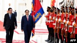 Bức ảnh do Nội các Chính phủ Campuchia công bố hôm 8/11/2022 cho thấy Thủ tướng Campuchia Hun Sen (trái) và Thủ tướng Việt Nam Phạm Minh Chính (phải) duyệt đội danh dự trước cuộc gặp tại Cung điện Hòa bình ở Phnom Penh.