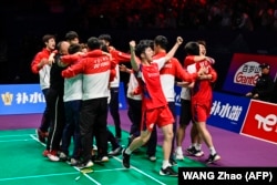 Tim China melakukan selebrasi setelah menang melawan Indonesia pada pertandingan final putra di akhir turnamen bulu tangkis Piala Thomas dan Uber di Chengdu, China, 5 Mei 2024. (Foto: WANG Zhao/AFP )