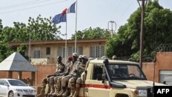 Anggota kepolisian Niger berpatroli di jalanan ibu kota negara, Niamey, pada 28 Agustus 2023. (Foto: AFP)