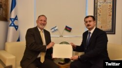 Muxtar Məmmədov etimadanməsini təqdim edir.