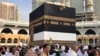 Huge Crowds Circle Kaaba as Hajj Begins in Saudi Heat 