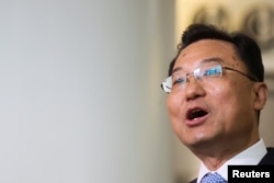 中國新任駐美大使謝鋒抵達紐約肯尼迪國際機場時對記者講話。(2023年5月23日)