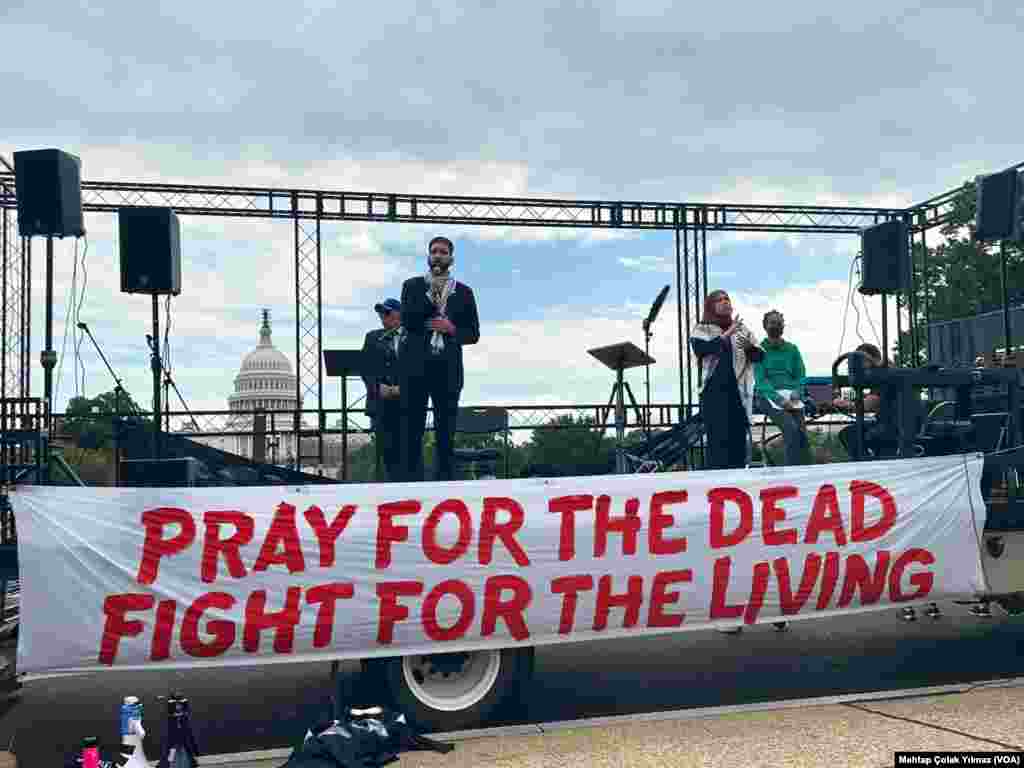 20 Ekim 2023 - ABD'nin başkenti Washington'da Müslüman, Hristiyan ve Yahudi toplulukları dahil birçok farklı inanç ve kültürden gelen yüzlerce kişinin katılımıyla düzenlenen Filistin'e destek eyleminde, "Ölenler için dua edin, yaşayanlar için savaşın" yazılı pankart açıldı.