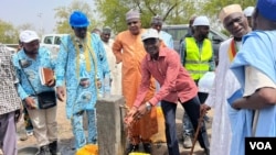 L’eau potable coule d’une borne fontaine nouvellement installée à Waza.