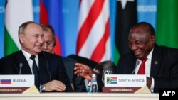 Rais wa Afrika Kusini Cyril Ramaphosa na Rais wa Russia Vladimir Putin wakihudhuria kikao cha kwanza cha mkutano kati ya Russia na nchi za Afrika katika mji wa mapumziko wa Sochi, nchini Russia, Oktoba 24, 2019.