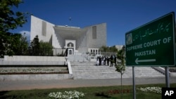 FILE - Lawyers are seen gathered outside Pakistan's Supreme Court in Islamabad, April 4, 2023. Pakistan’s government amended the country's constitution on Oct. 21, 2024, authorizing parliament to select the Supreme Court chief justice.