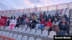 Traktor futbol komandasının qadın azarkeşləri