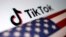 টিকটক লোগোর পাশে যুক্তরাষ্ট্রের পতাকা। ফটোঃ ২০ মার্চ, ২০২৪। 