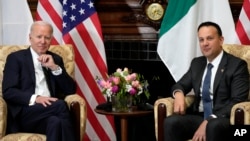 Presiden Joe Biden bertemu dengan Taoiseach Leo Varadkar dari Irlandia di Farmleigh House, Dublin, Irlandia, Kamis, 13 April 2023. (AP/Patrick Semansky)
