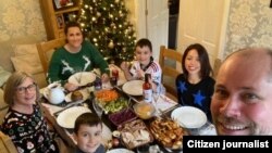 ຄອບຄົວຂອງທ່ານນາງ ວັນນະພອນ ຮັບປະທານອາຫານຮ່ວມກັນ ໃນຄືນກ່ອນວັນຄຣິສມາສ.