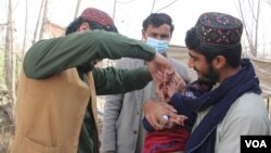 تطبیق واکسین خوراکی پولیو توسط واکسیناتور در ولایت بلخ 