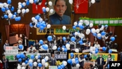 在台湾立法院审议国会改革法案投票时，台湾执政党民进党议员在立法院院长韩国瑜 (中) 的注视下放气球。(2024年5月24日)