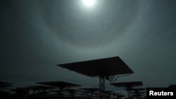 ARCHIVO: Se ven helióstatos antes de la inauguración de la planta termosolar Cerro Dominador, en María Elena, Chile, 8 de junio de 2021