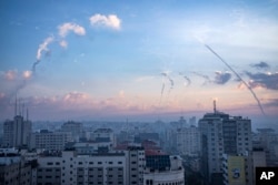 Se disparan cohetes hacia Israel desde Gaza, el 7 de octubre de 2023.