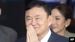 FILE - Mantan Perdana Menteri Thailand Thaksin Shinawatra menyapa para pendukungnya setibanya di bandara Don Muang di Bangkok, Thailand, Selasa, 22 Agustus 2023. (AP/Wason Wanichakorn)