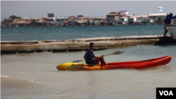En Santa Cruz del Islote, para moverse a otras islas o al continente, los pobladores usan hacen en pequeñas lanchas.