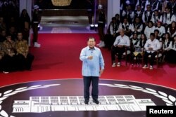 Menhan dan capres RI Prabowo Subianto, dalam Debat Capres di kantor KPU, Jakarta, 12 Desember 2023. (REUTERS/Ajeng Dinar Ulfiana)