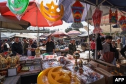 Pernak-pernik Ramadan termasuk lentera tradisional yang dikenal sebagai "Fanous Ramadan" dipajang untuk dijual di pasar Shorja di pusat kota Baghdad (foto: dok).