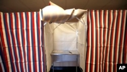 Руската амбасада во Вашингтон не одговори на барањето за коментар, но Кремљ минатиот месец рече дека нема да се меша во ноемвриските избори во САД