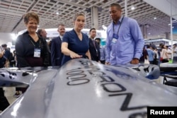 资料照：时任美国在台协会 (AIT) 处长孙晓雅在台湾台北南港展览中心举行的2023年台北航空航天与国防技术展览会上参观无人机。 (2023年9月14日)