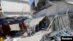 Раселените Палестинци се засолниле во училиште управувано од ОН, кое било оштетено во израелски напад во Кан Јунис, во јужниот дел на Појасот Газа, 4 јули 2024 година.