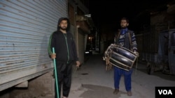 Sher Ahmad Querishi and his colleague Ghulam Raban every year moves from north Kashmir&#39;s Kupwara district to Srinagar to beat drums in order to earn good deeds by waking people up for Suhoor. (Wasim Nabi for VOA)