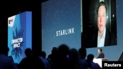 ILUSTRASI - Mobile World Congress (MWC) di Barcelona, Spanyol, 29 Juni 2021, menampilkan pendiri SpaceX dan CEO Tesla Elon Musk. (REUTERS/Nacho Doce)