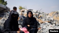 দুই ফিলিস্তিনি বোন, সামার এবং সাহার খান ইউনিসের একটি বাসার ধ্বংসাবশেষে তাদের মা আমিরা আল-ব্রিমকে খুঁজছেন। ফটোঃ ৩ জুনে, ২০২৪। 