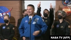 Seorang astronaut dan Wakil Direktur NASA, Operasi Penerbangan Kjell Lindgren (tendah) bersama para kru (dari kiri ke kanan) Kelly Haston, Ross Brockwell, Nathan Jones dan Anca Selariu keluar dari Habitat Mars di Houston, Texas, Sabtu, 6 Juli 2024.