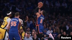 Džejlen Branson (skroz desno), šutira na koš Indijana Pejsersa, dok Majls Tarner (33) i Ajzea Hartenštajn (55) posmatraju (Foto: Vincent Carchietta-USA TODAY Sports)