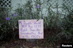 FILE: Sebuah pesan dipasang di luar klinik aborsi di Fort Pierce, Florida, AS, 27 April 2024. (REUTERS/Marco Bello)