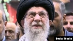 خامنه‌ای در زمان اقامه نماز میت بر جنازه هنیه ـ آرشیو