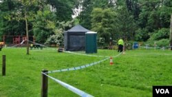 在特里克特被發現死亡的公園裡，警方已經設置了警戒線，並在一個兒童遊樂場旁邊搭起了法醫帳篷。（美國之音李伯安拍攝）