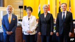 印度外交部长苏杰生(Subrahmanyam Jaishankar)、日本外相上川阳子(Yoko Kamikawa)、澳大利亚外长黄英贤(Penny Wong)和美国国务卿安东尼·布林肯(Antony Blinken)在东京日本外务省举行会晤前合影。(2024年7月29日)