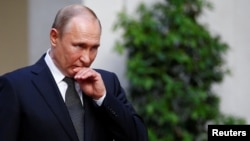 Налозите за апсење на рускиот претседател, како и на комесарот за правата на децата во Канцеларијата на претседателот на Руската Федерација, се за наводна одговорност за незаконска депортација на деца од окупираните области на Украина 