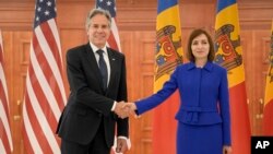 Државниот секретар на САД се ракува со претседателката на Молдавија Маја Санду во Претседателската палата во Кишинев, Молдавија, 29 мај 2024 година