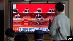 2023年6月17日，星期六，韩国首尔火车站，电视屏幕上显示了朝鲜领导人金正恩在新闻节目中的照片（右下）。