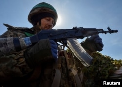 Seorang tentara Ukraina terlihat di parit di posisi garis depan, dekat Kota Bakhmut, Ukraina, 10 April 2023. (Foto: REUTERS/Oleksandr Klymenko)