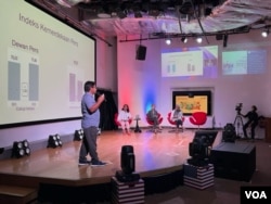 Ketua AJi Sasmito Madrim mengatakan pentingnya kolaborasi dari seluruh pihak demi menciptakan dan mendorong kebebasan pers (VOA/Ghita Intan)