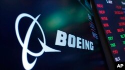 Logo perusahaan penerbangan, Boeing, muncul di layar bursa efek New York dalam perdagangan pada 13 Juli 2021. (Foto: AP/Richard Drew)