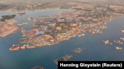 Galangan kapal terlihat di Batam, 3 April 2019. Komnas HAM menilai pemerintah tidak perlu mengerahkan aparat keamanan untuk menangani persoalan di Rempang, Batam. (Foto: REUTERS/Henning Gloystein)